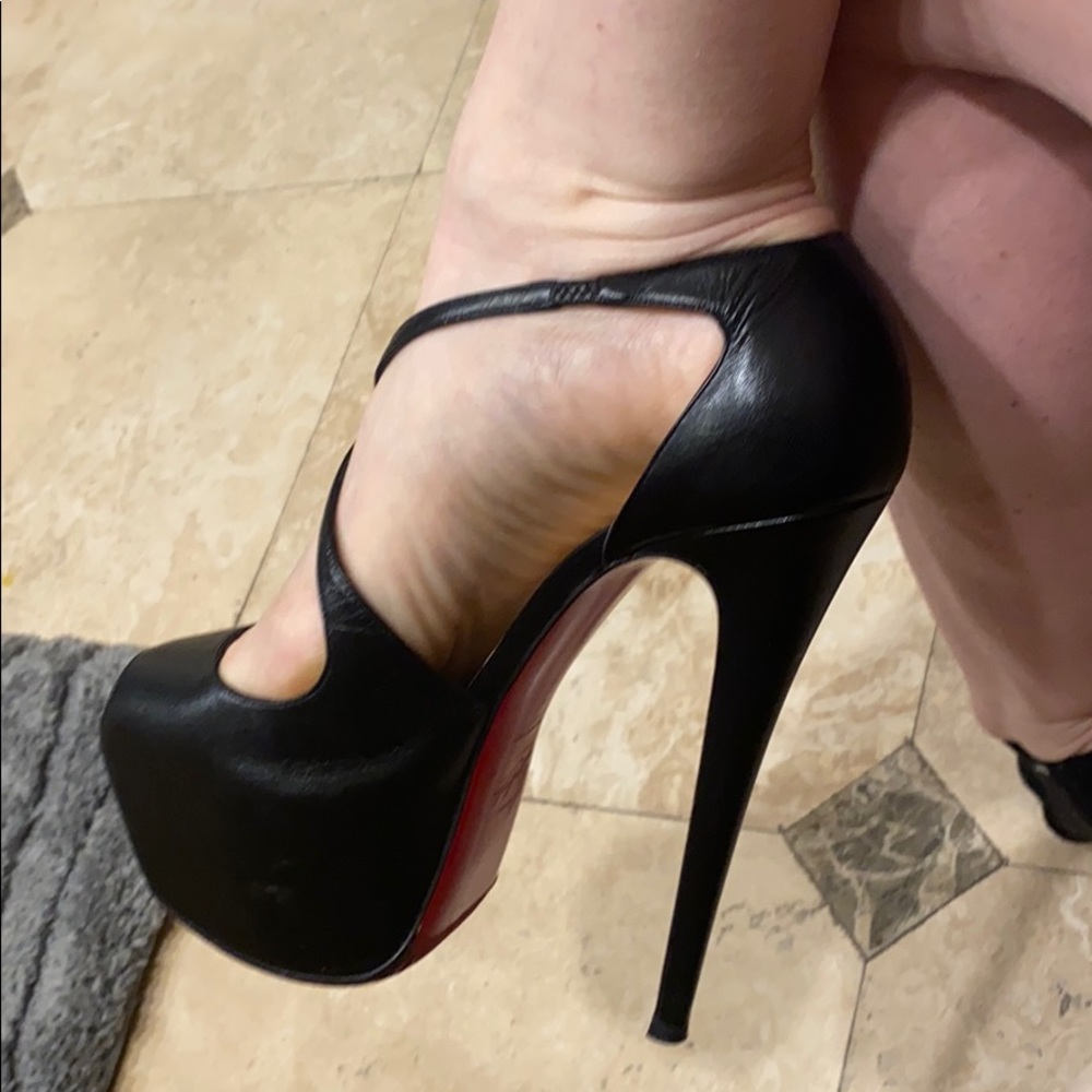 Christian Louboutin - Picture 3 of 6